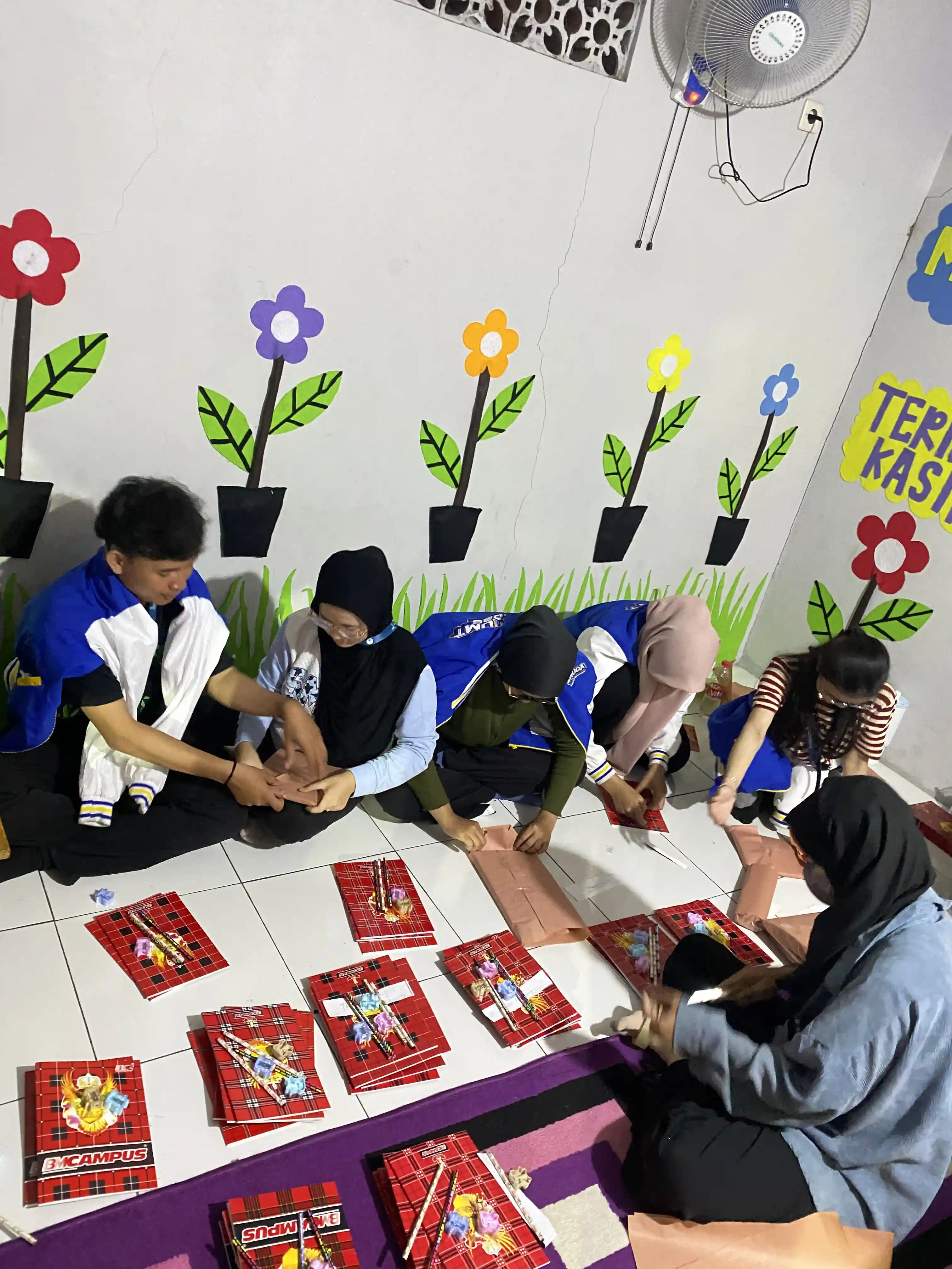 Pembuatan Kostum, Latihan Yel yel, dan Pembungkusan Kado