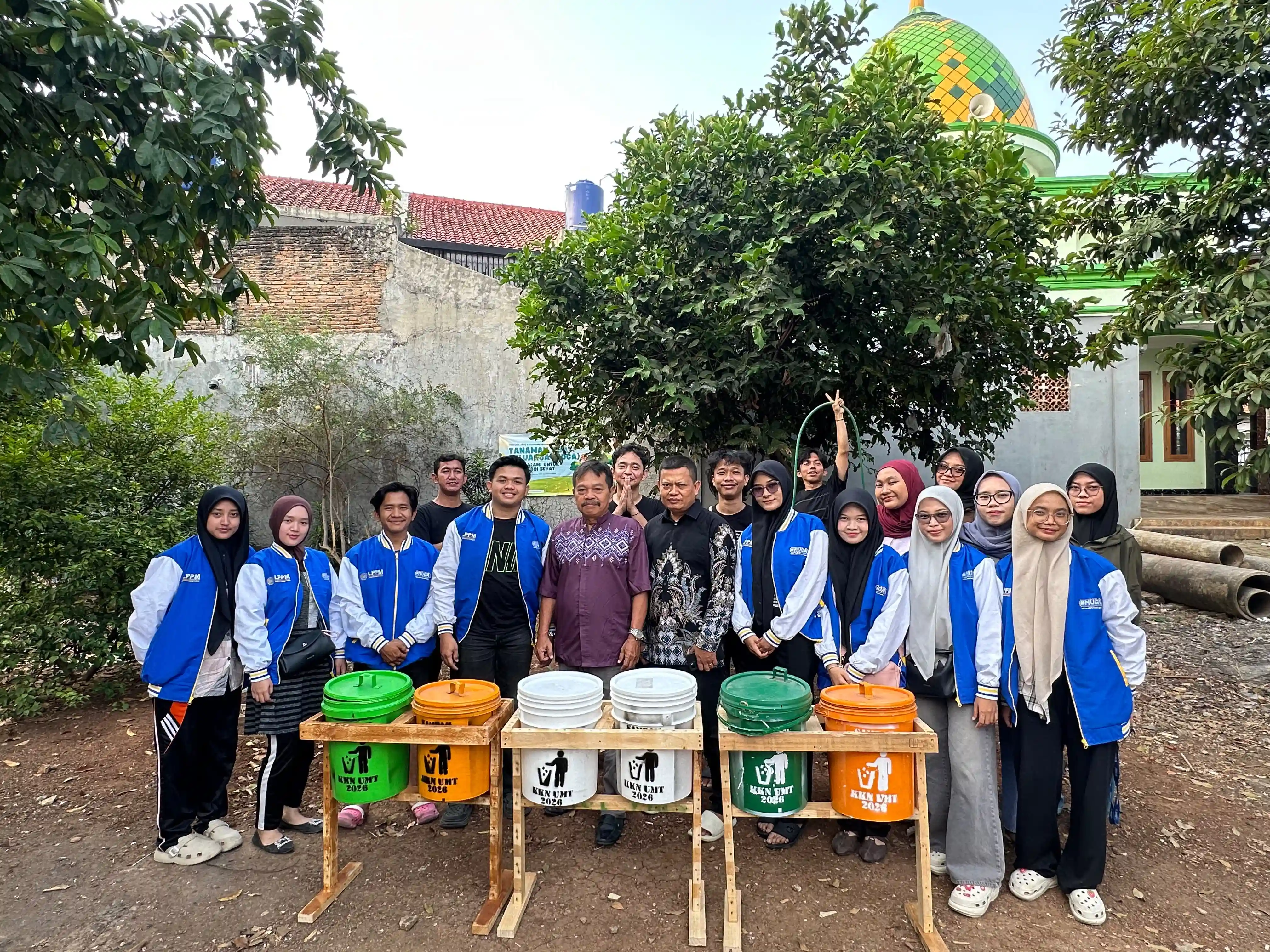 Penyerahan Tempat Sampah Dan Papan Edukasi Sampah Terurai Di RW 02