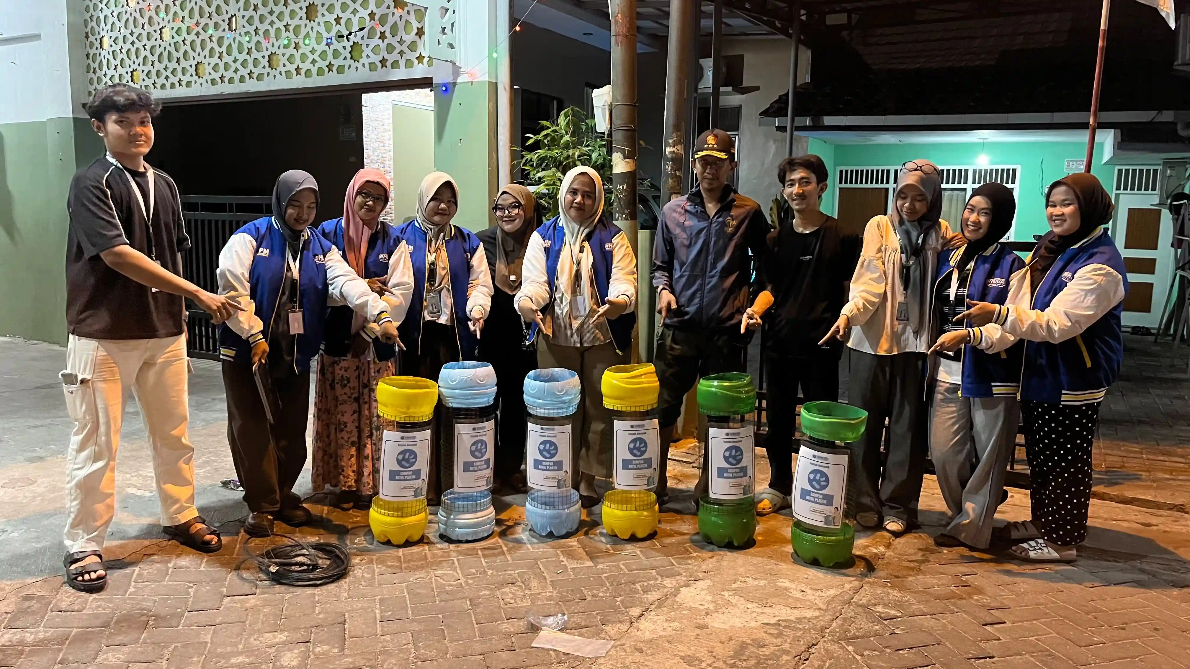 Penyerahan Tempat Sampah kepada Masyarakat