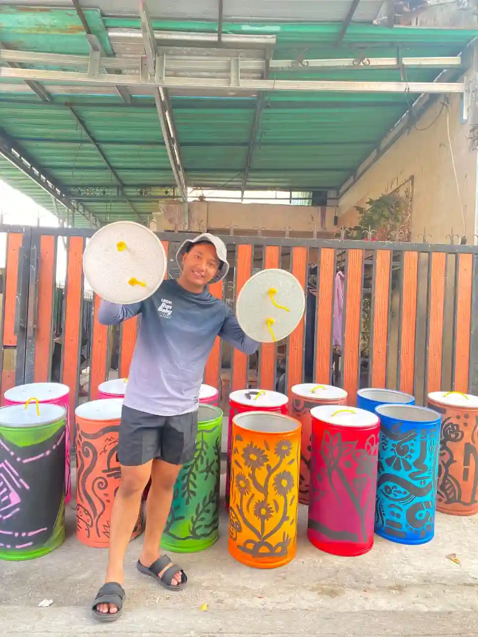 Pembuatan dan Penantaan Tempat Sampah Edukatif