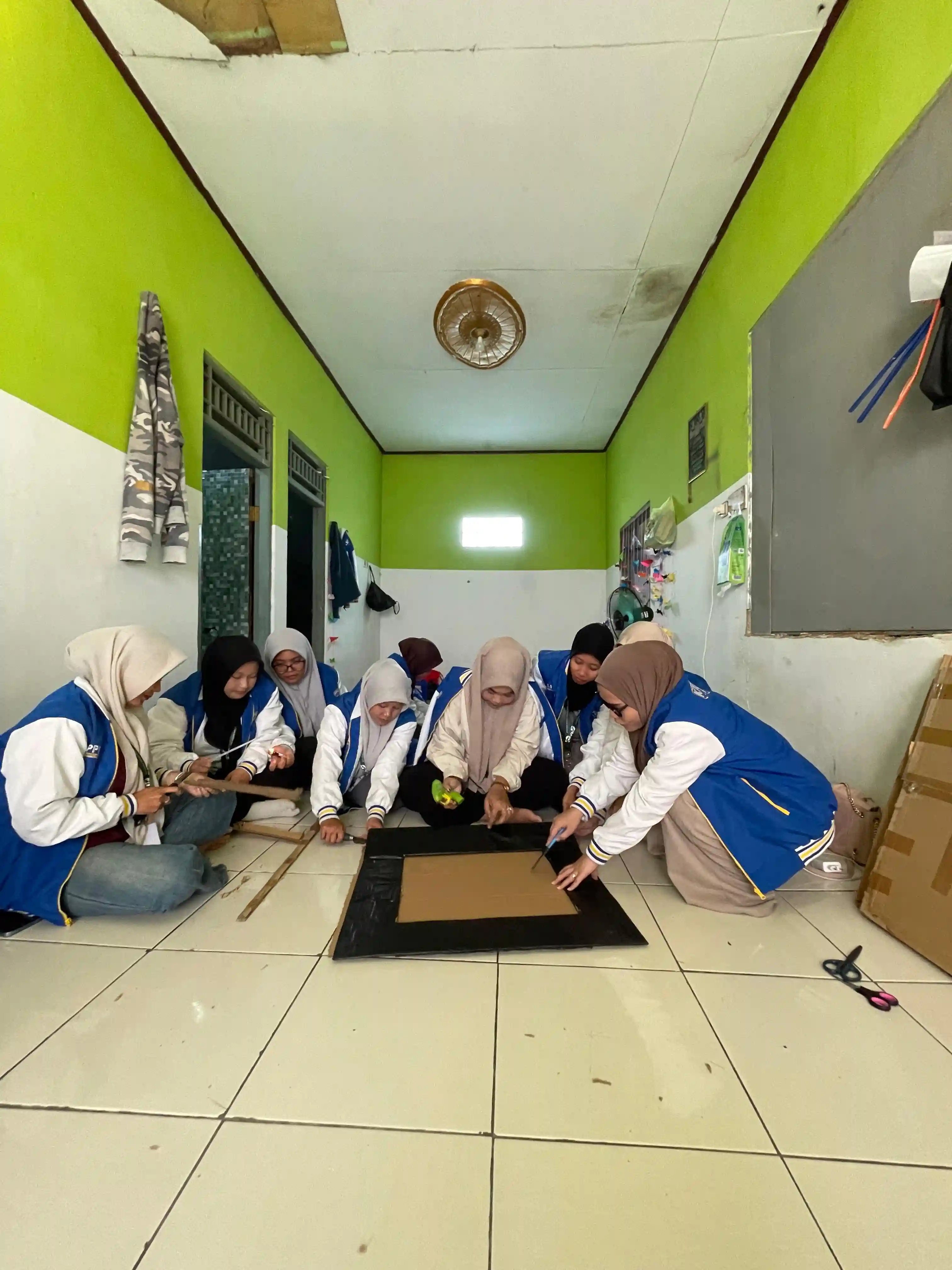 Membuat Bingkai Untuk Seminar Anti Bullying