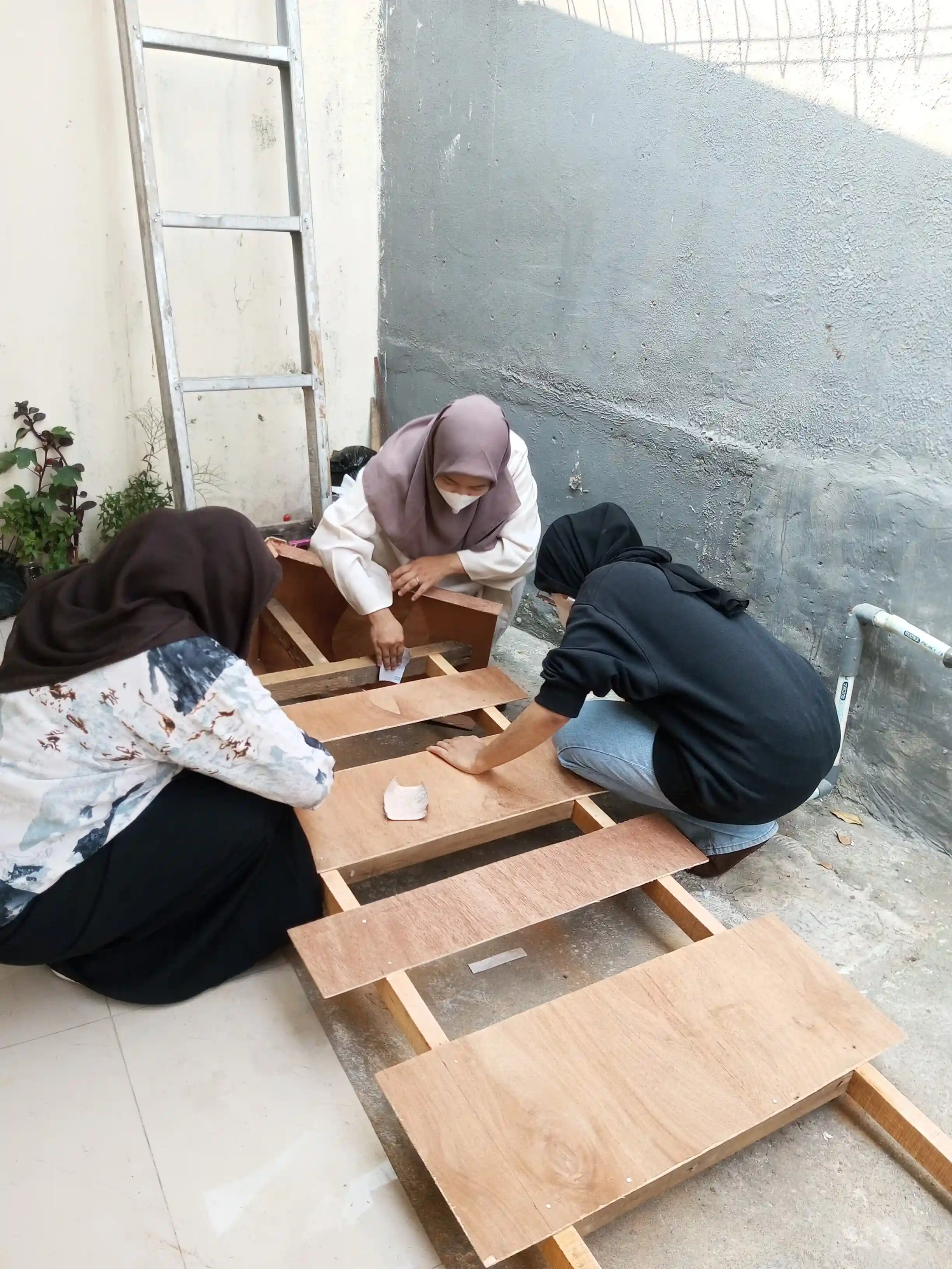 Kegiatan Proses Pembuatan Papan KWT sebagai Penunjang Program Penghijauan