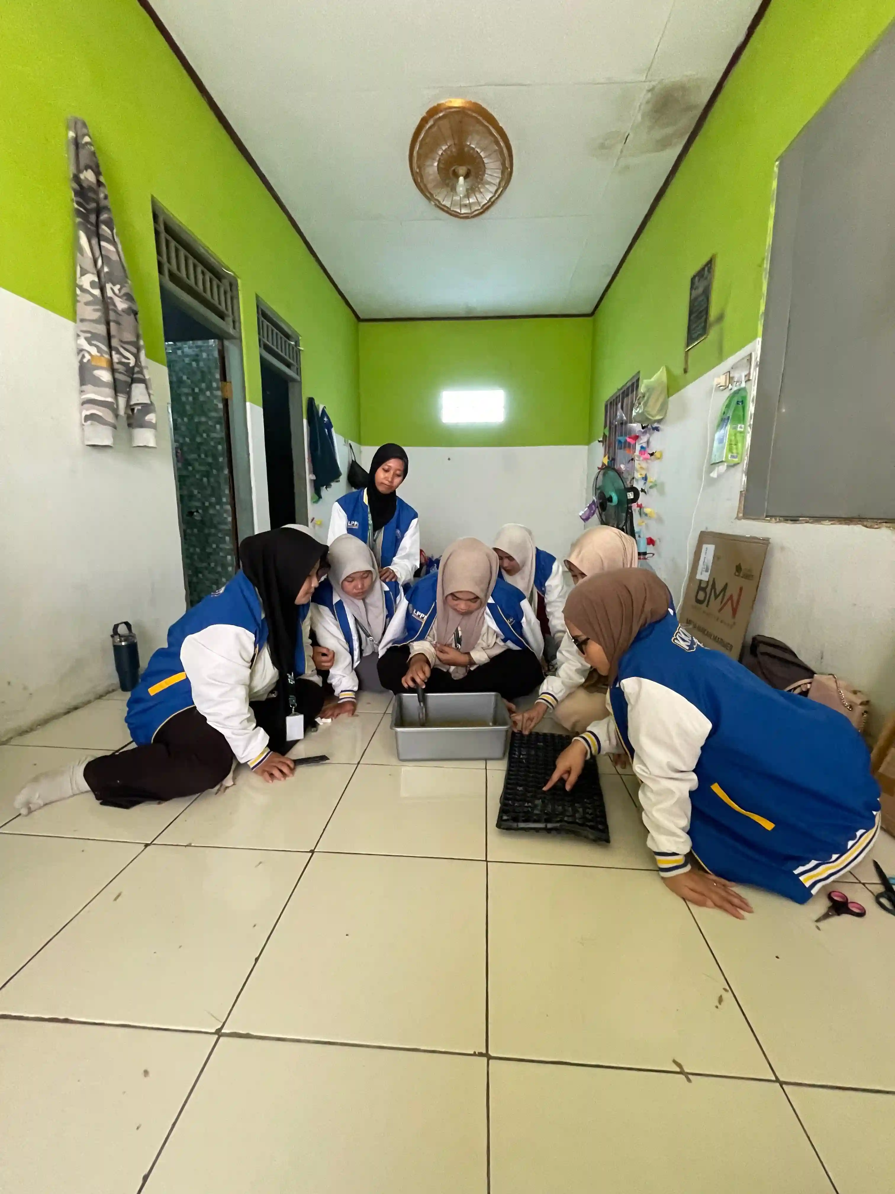 menyemai tanaman hidroponik dan mencampurkan tanah dengan pupuk untuk media tanam