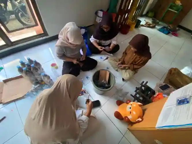 PROGRAM KERJA MEMBUAT KREASI DARI SAMPAH DAUR, ULANG SAMPAH MENJADI PROKER KELOMPOK KAMI