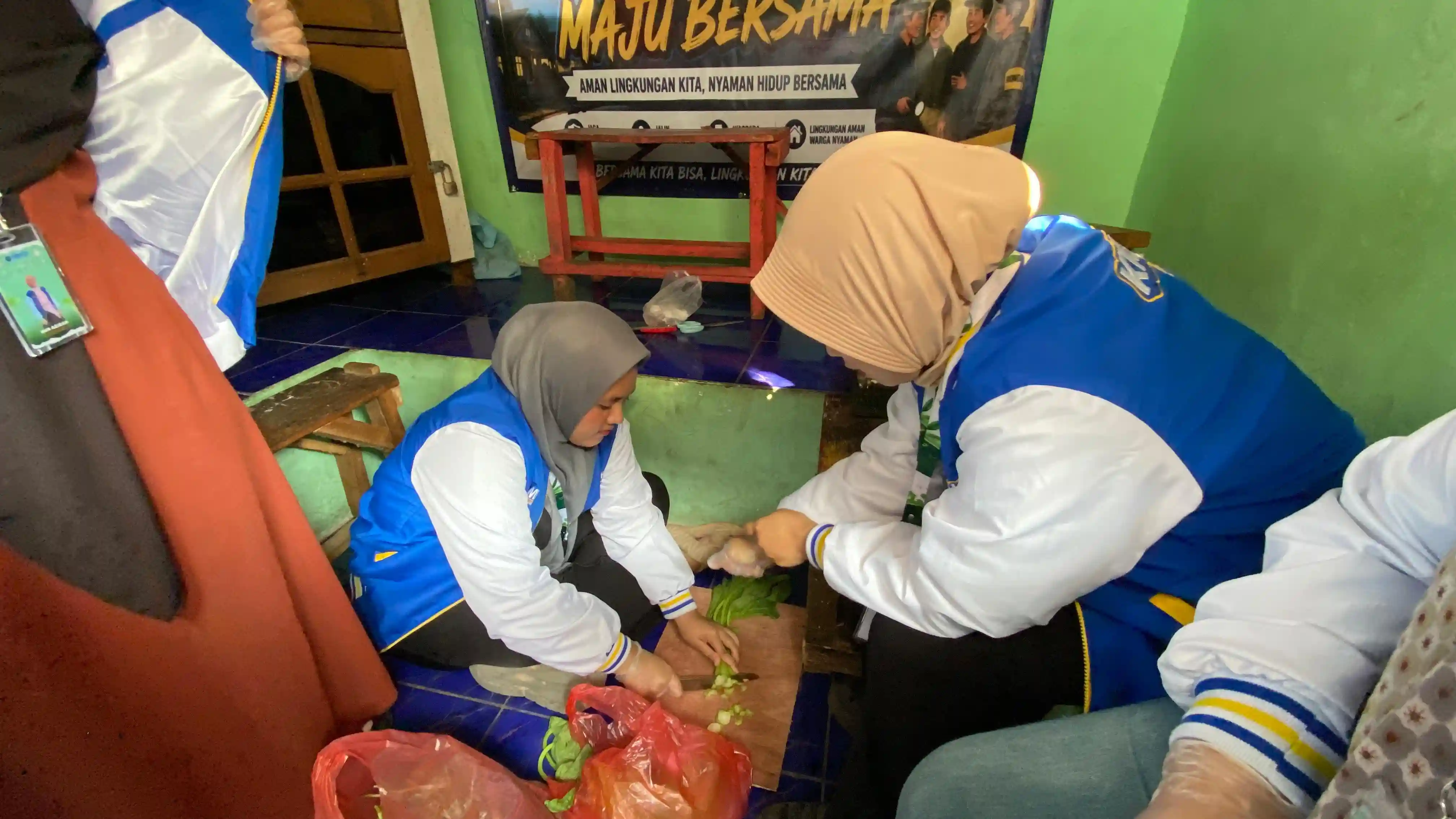 Kerja Bakti dan Pembuatan Lubang Biopori sebagai Upaya Pengelolaan Sampah Rumah Tangga