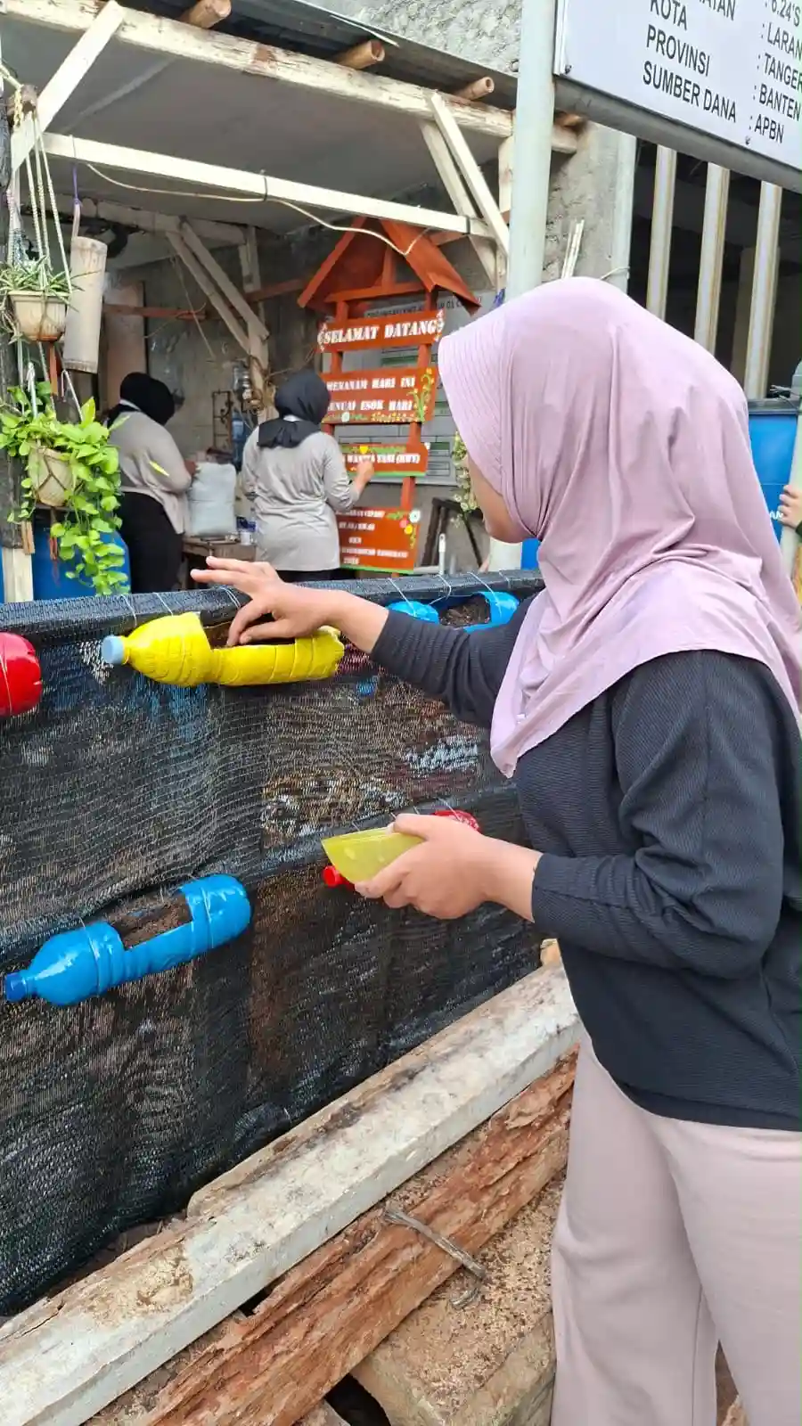 Kegiatan Penanaman Benih pada Vertical Garden