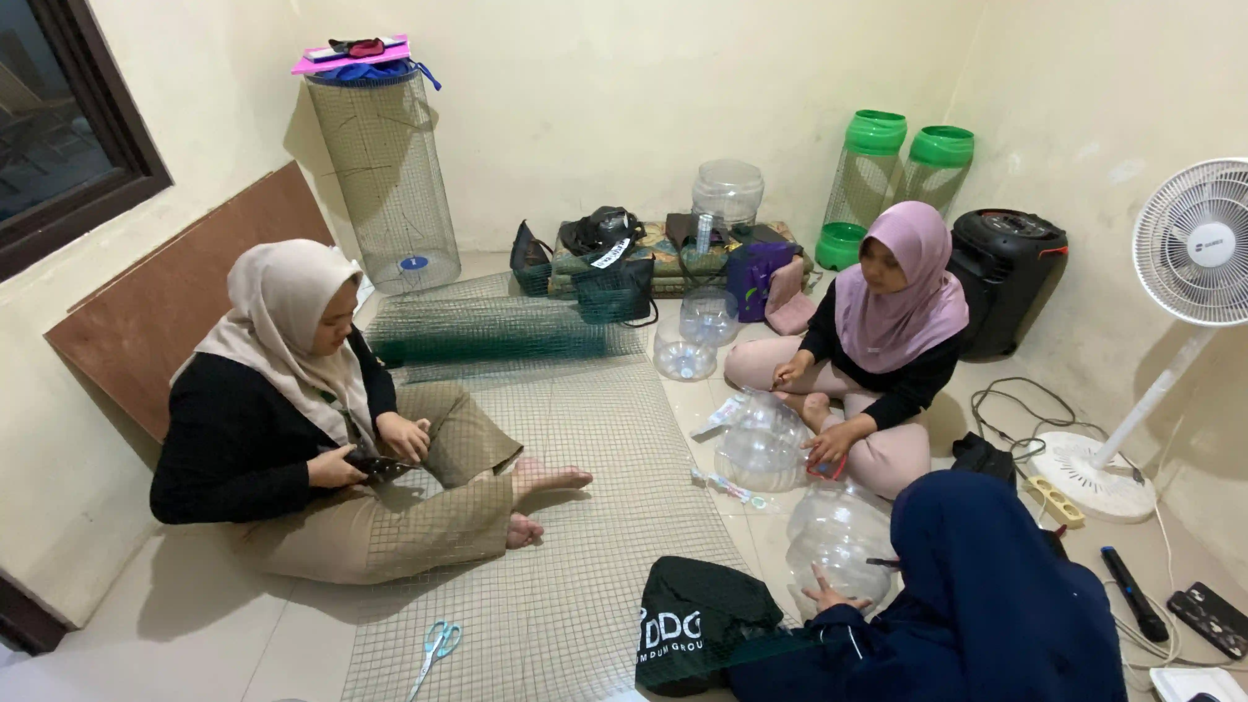 Pembuatan Tempat Sampah dari Galon Bekas