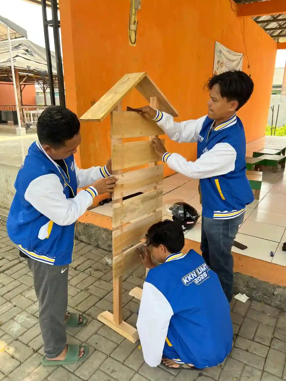 Membuat Papan Literasi Sampah