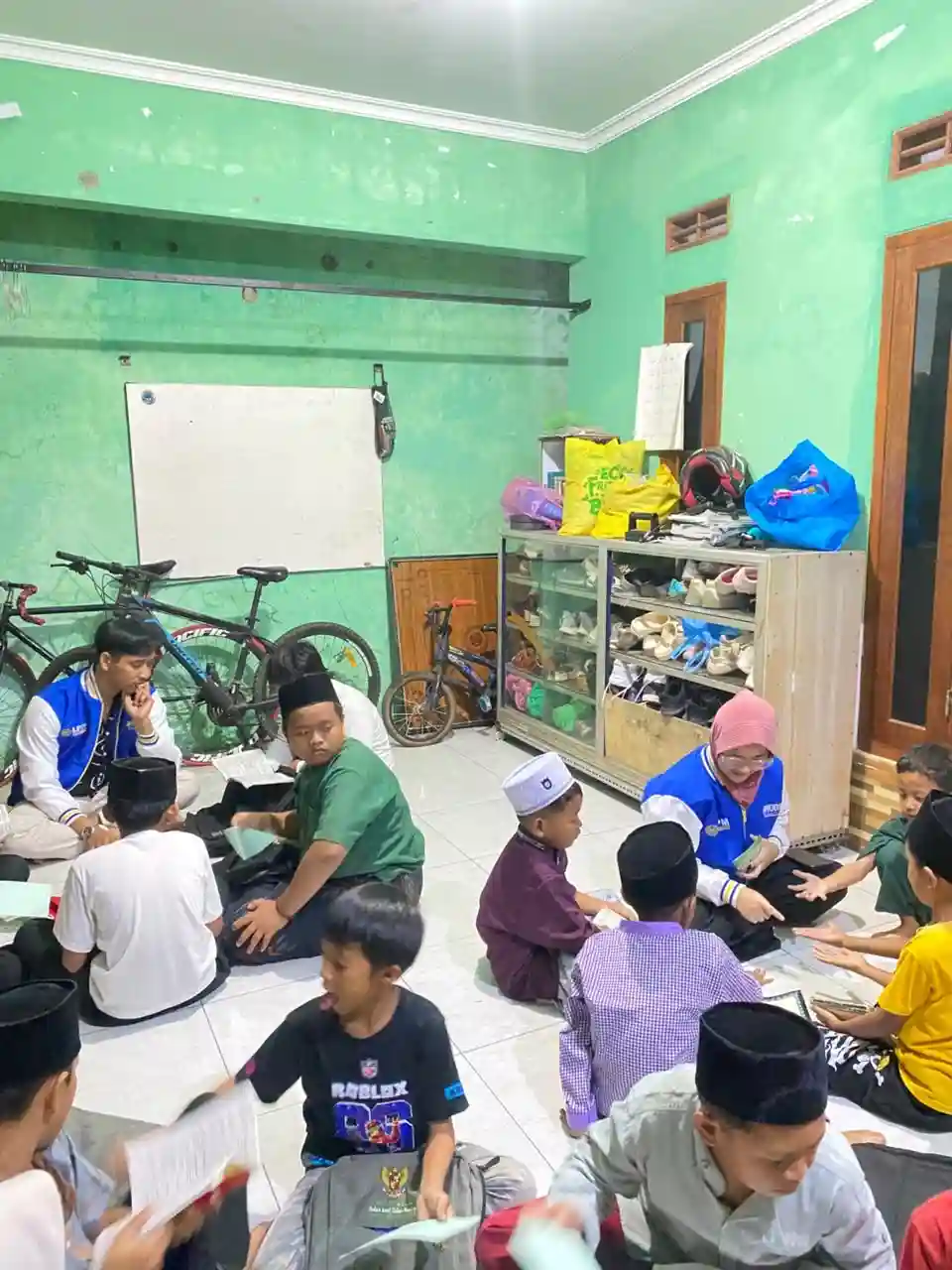 Mengajar Mengaji Anak di TPQ Azzahra dan Evaluasi Kegiatan Tim