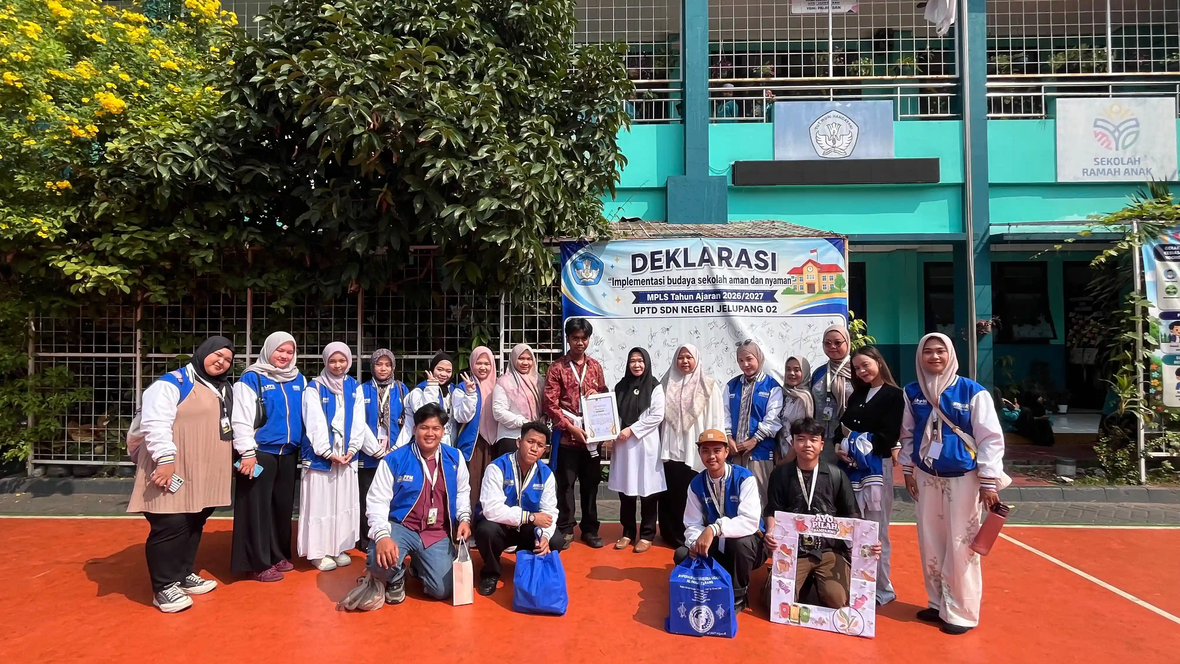 Sosialisasi dan Praktik Pemanfaatan Sampah Plastik di SDN Jelupang 02
