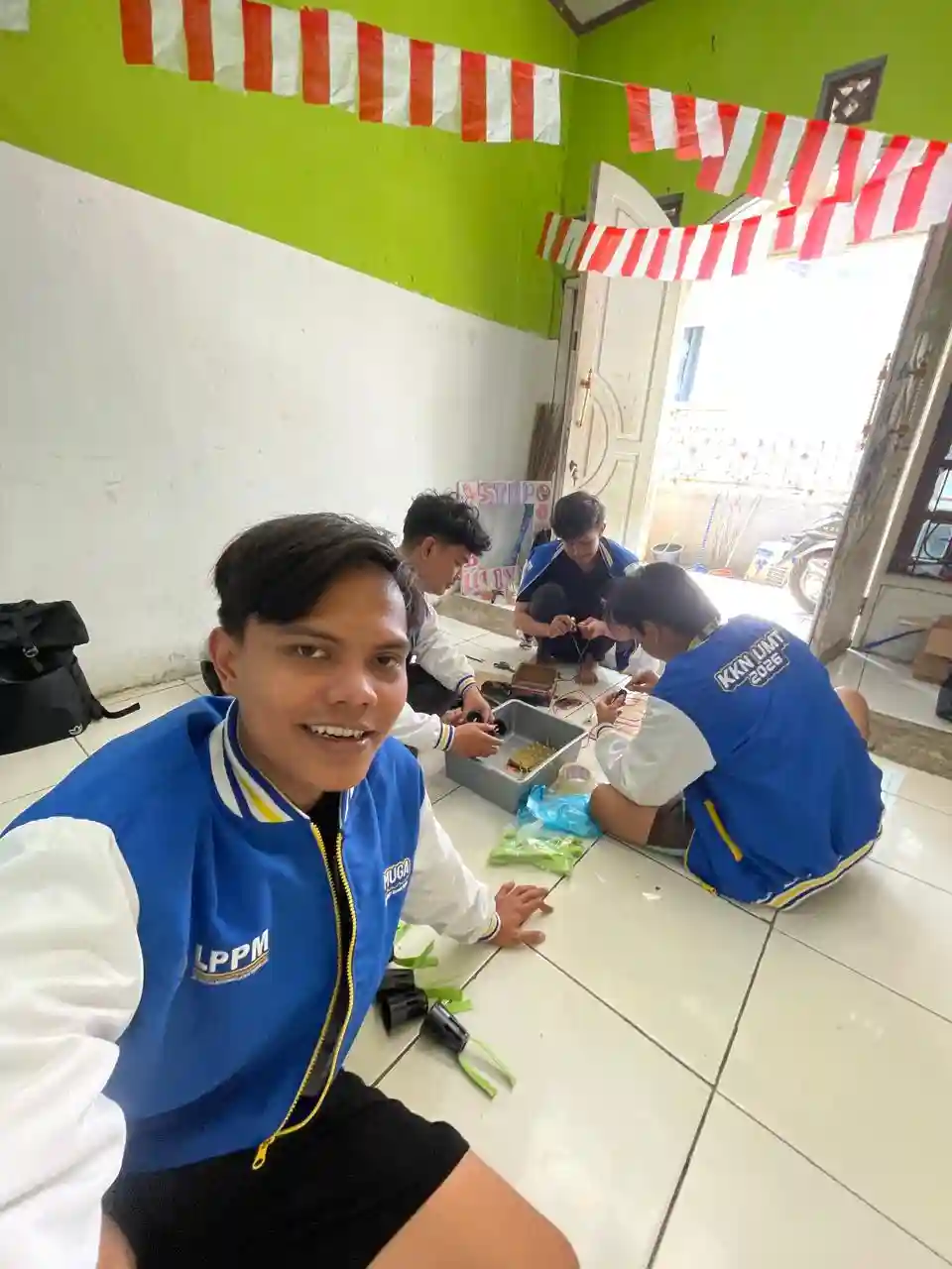 Memasang dan Berkebun Hidroponik serta koordinasi dengan Karang Taruna