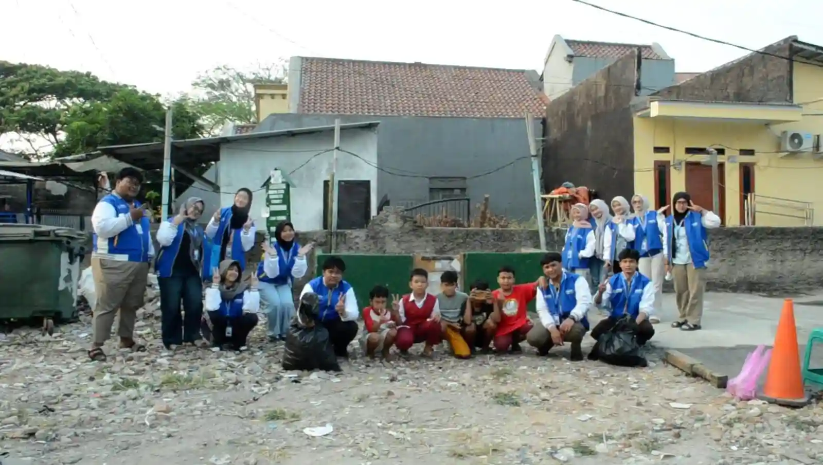 Perbaikan Bak Sampah dan Pembuatan Plang di RT 003