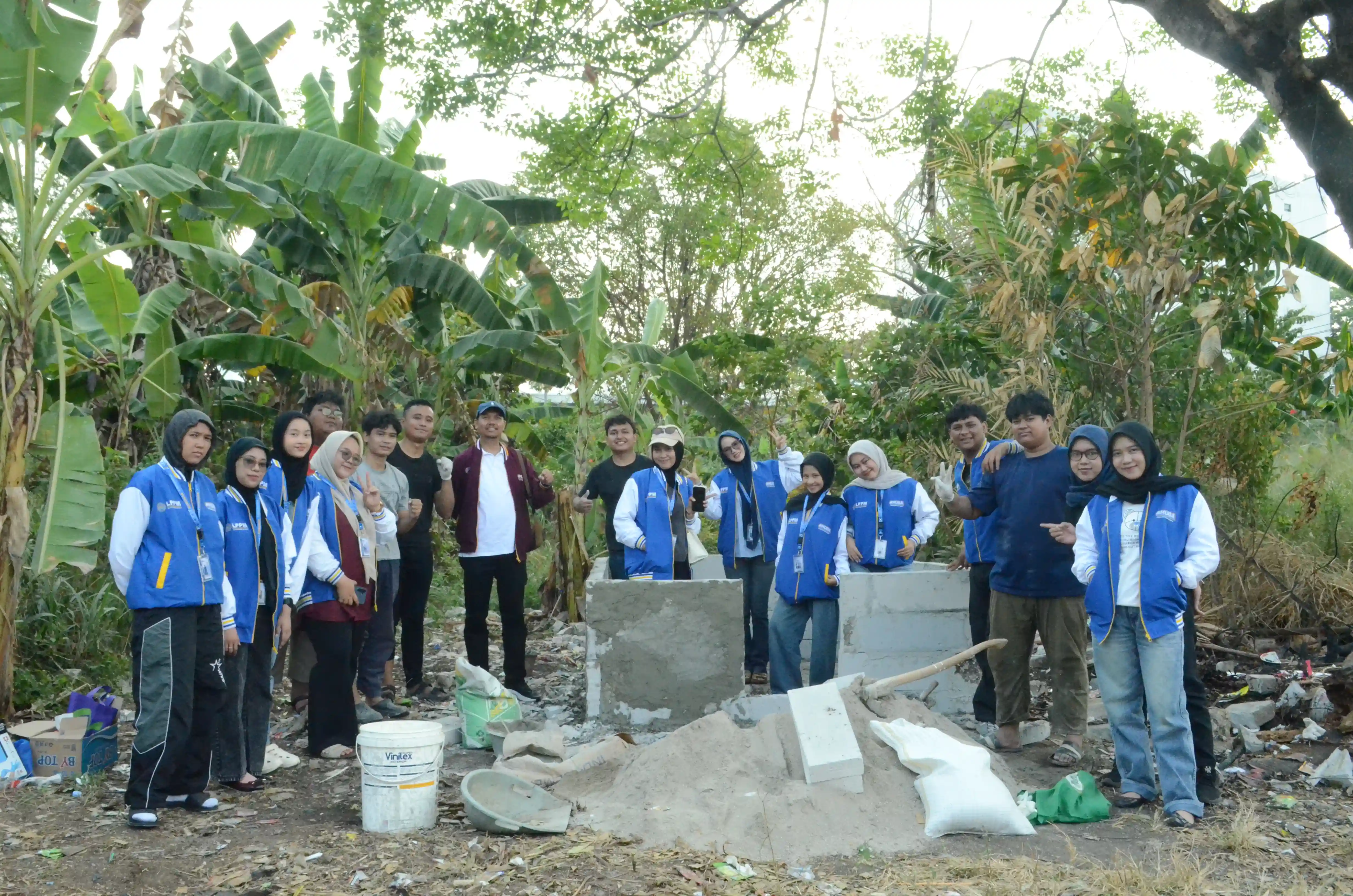 Perbaikan Bak Sampah dan Pemasangan Plang “Dilarang Buang Sampah Sembarangan” di RT 001