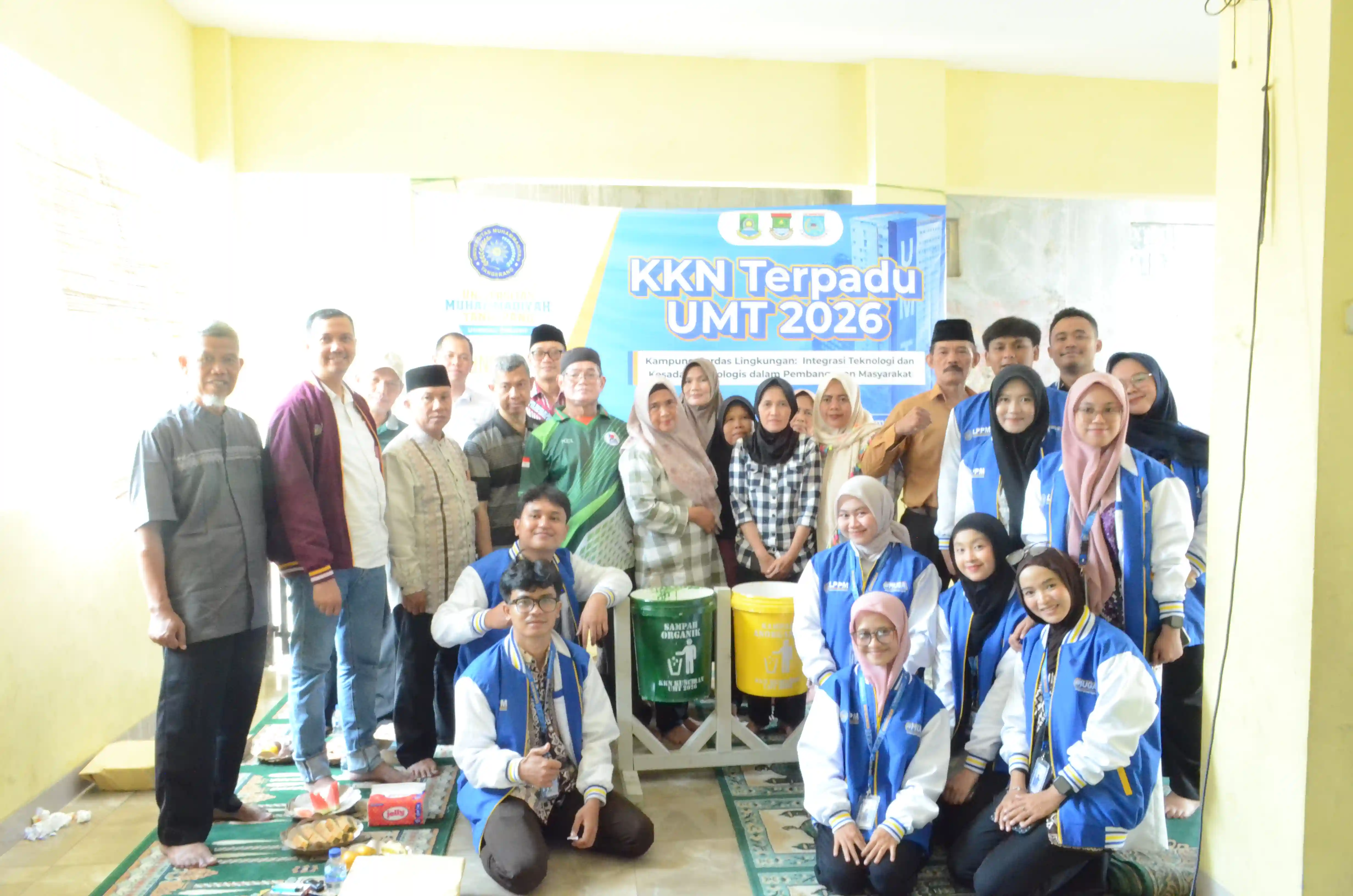 Seminar Penyuluhan Pemilahan Sampah yang Berkelanjutan dan Pembagian Bak sampah untuk Warga
